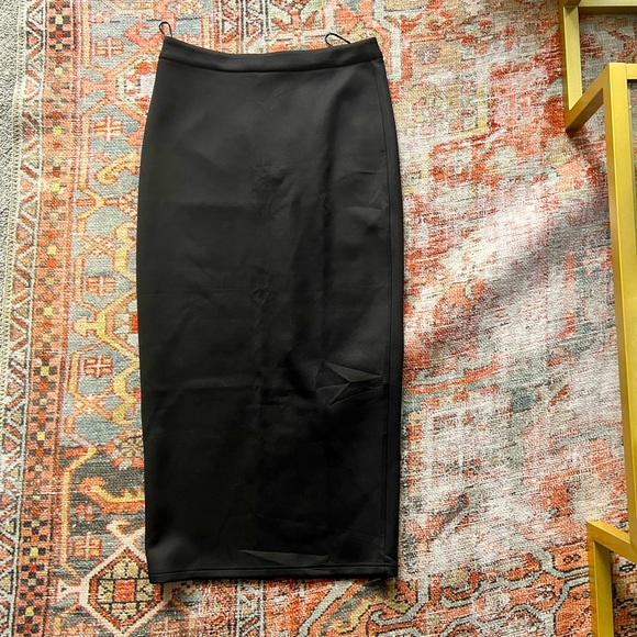Lipsy scuba pencil skirt in black. US 8/ UK 12. Runs a little larger. - Picture 3 of 6